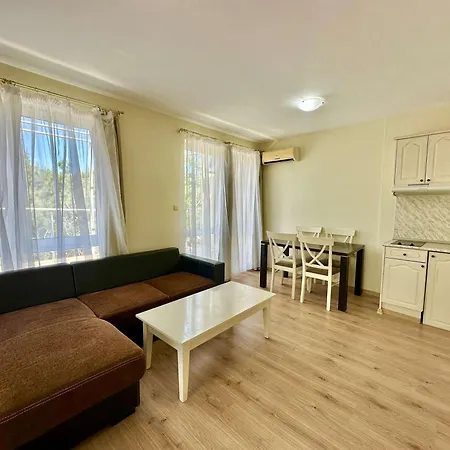 Family 1 Bd In Flores Park By Menada