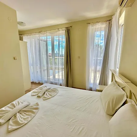 Family 1 Bd In Flores Park By Menada